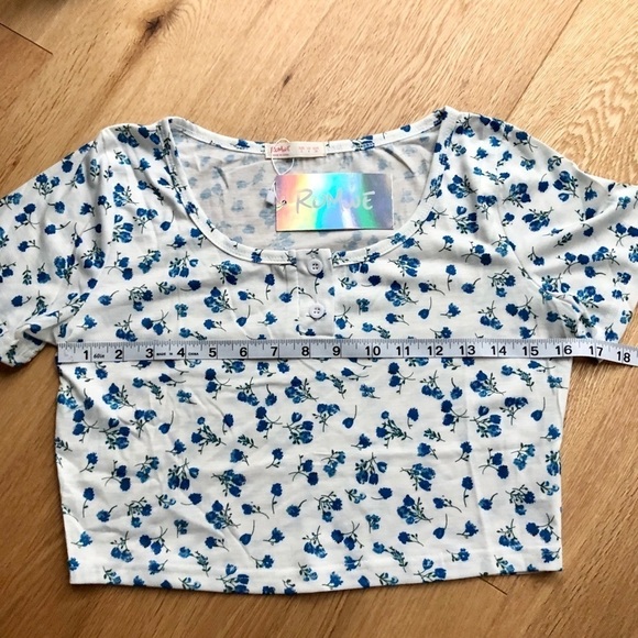 NWT CROP WHITE &  BLUE FLORAL TOP - Picture 8 of 10
